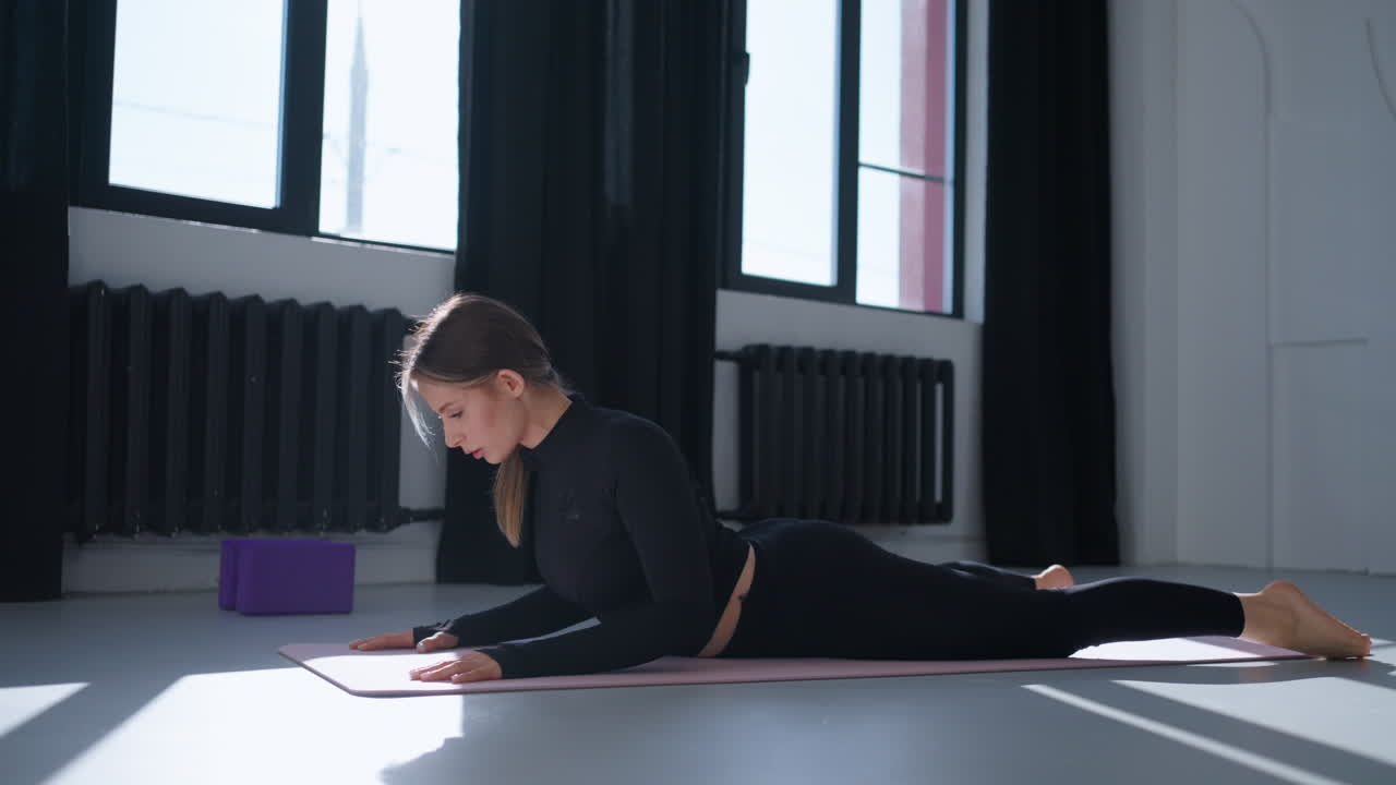 mujer practicando yoga en un estudio