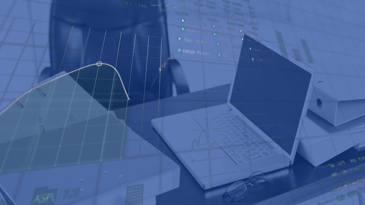 animazione dell'elaborazione dei dati del mercato azionario contro il portatile e i documenti sulla scrivania dell'ufficio.