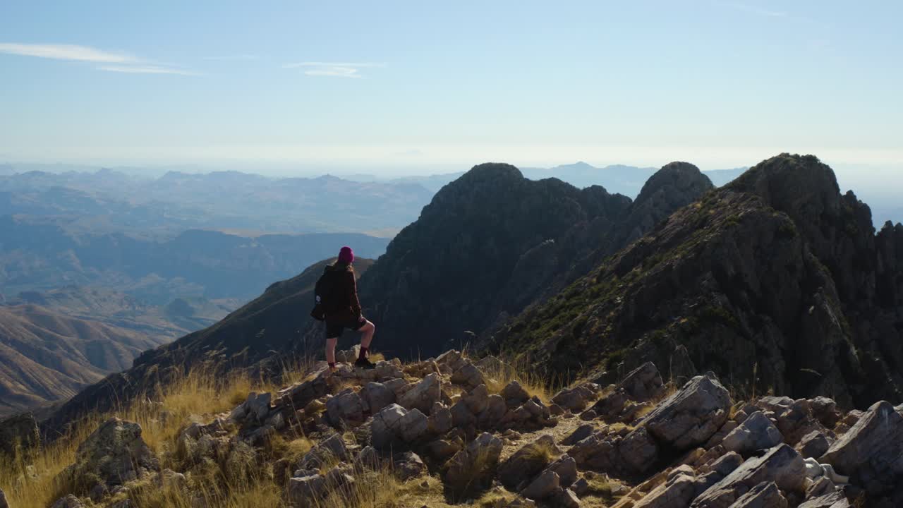 hombre disfrutando de un paisaje increíble desde las montañas de los cuatro picos, en el soleado arizona - vista aérea