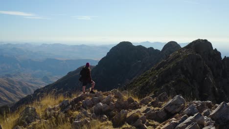 Man-enjoying-an-amazing-scenery-from-the-Four-Peaks-mountains,-in-sunny-Arizona---Aerial-view