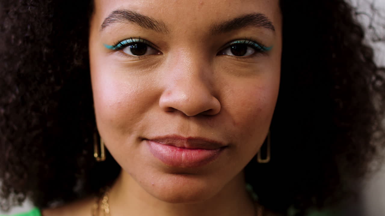 mujer comiendo tortillas