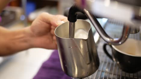 barista haciendo latte