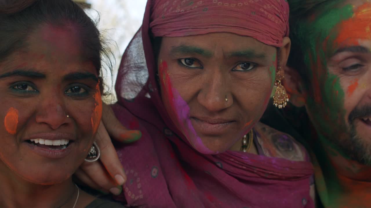 홀리 (holi) 는 인도에서 유래된 유명한 고대 힌두교 축제입니다.