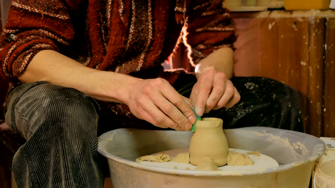 전문 도자기 도자기 작업실에서 특별한 도구로 도자기를 형성하는 컵