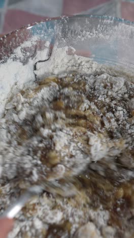 mezclar la masa de pan de plátano
