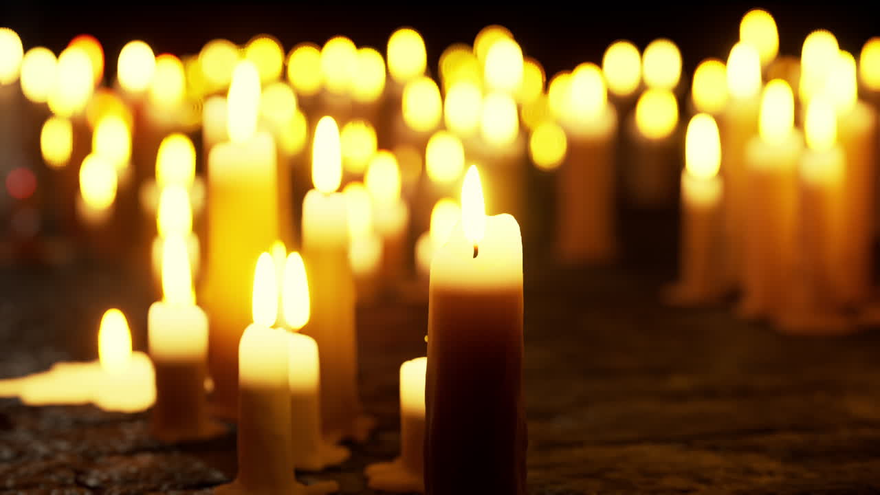 Primo piano di candele che brillano al buio