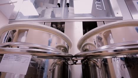 máquinas y envases industriales en un entorno farmacéutico