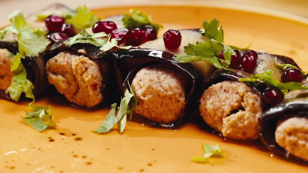 rollos de berenjena rellenos con granada y perejil