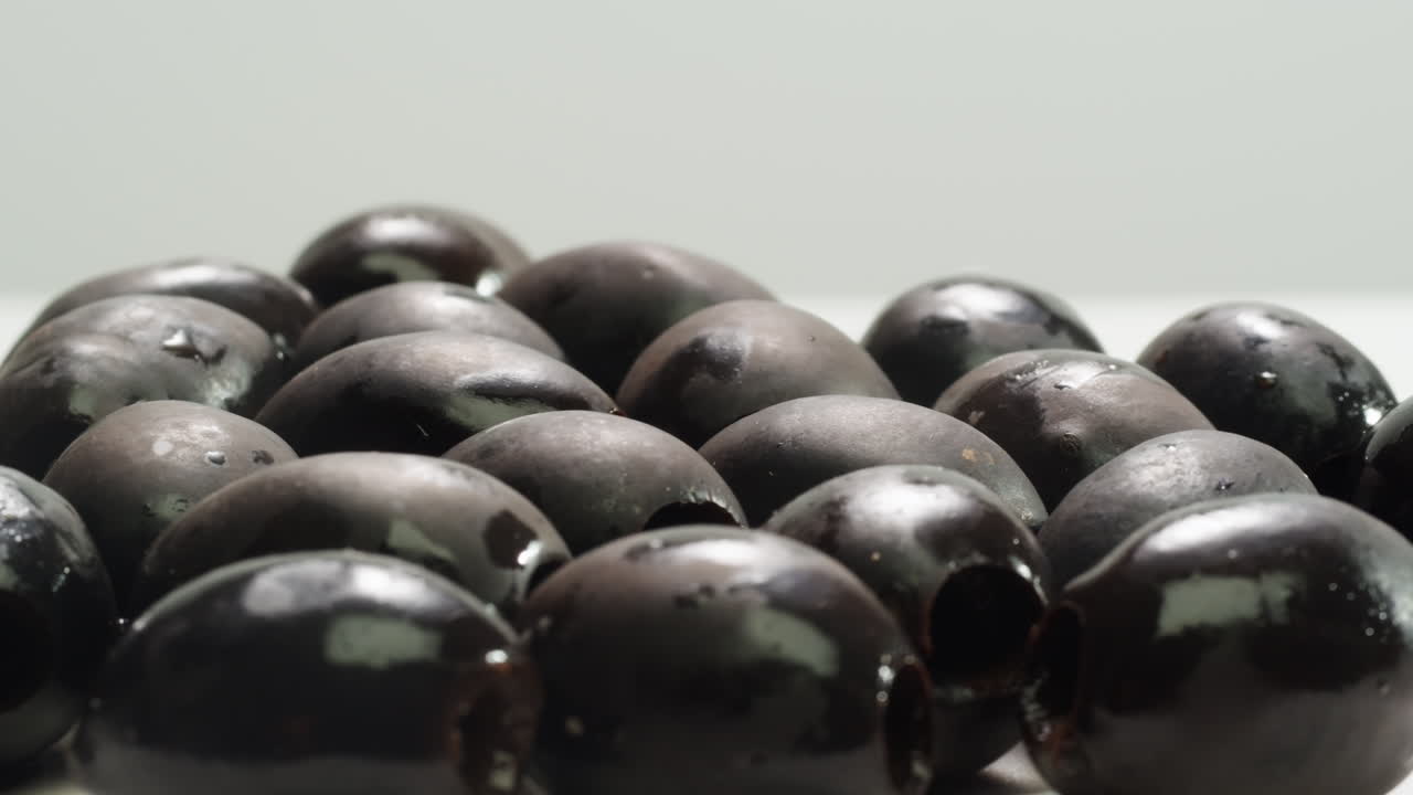 aceitunas verdes redondas en vinagre de grecia como fondo, vista de arriba. imágenes de alta calidad en 4k