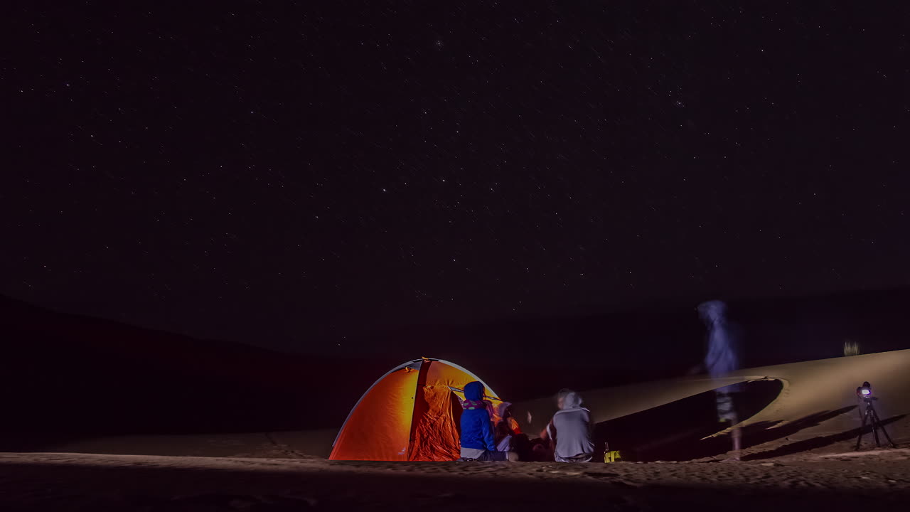 하늘의 놀라운 은하수 아래 시간 경과 캠핑 그룹