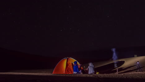 grupo de campamento de lapso de tiempo bajo la increíble vía láctea en el cielo