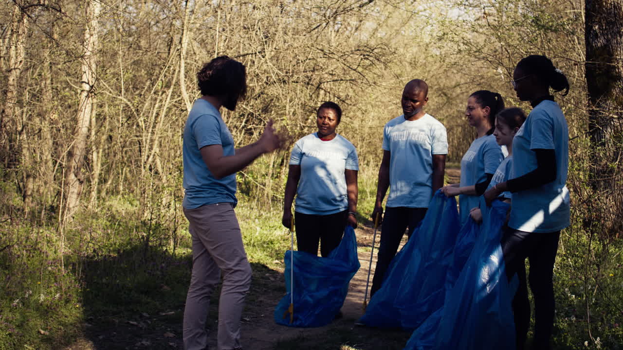 equipo de activistas recogiendo residuos plásticos para reciclar y recoger basura