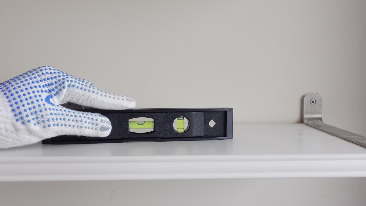 선반을 설치하기 위해 레벨을 사용합니다.