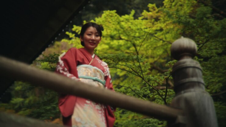 Donna in kimono in un giardino