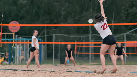 Frauen-Nehmen-An-Einem-Professionellen-Beachvolleyballturnier-Teil.-Eine-Verteidigerin-Versucht-Während-Der-2-Internationalen-Professionellen-Beachvolleyballturniere-Der-Frauen-Einen-Schuss-Abzuwehren.