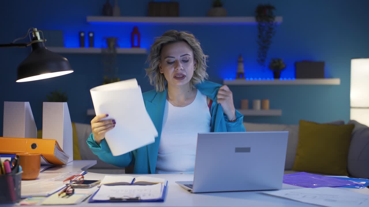 женщина, работающая в домашнем офисе, задыхается от жары.