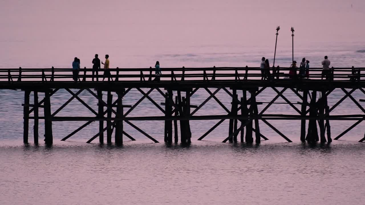 el puente mon es un antiguo puente de madera ubicado en sangkla, tailandia