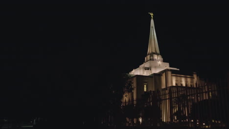 perfil lateral del edificio de la iglesia mormona en la noche | templo de los santos de los últimos días en gilbert, arizona