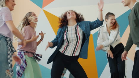 jóvenes bailando
