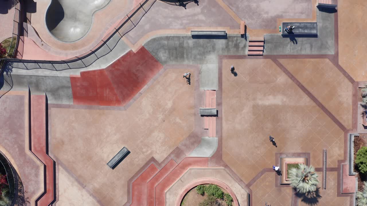 disparo de drones volando sobre un parque de patinaje en la comunidad de cardiff beach, estados unidos