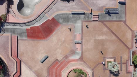 Drone-shot-flying-over-a-skate-park-in-Cardiff-beach-community,-America