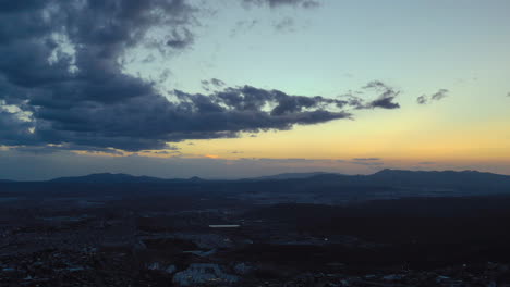 Zeitraffer-Eines-Sonnenuntergangs-über-Einer-Stadt,-Mit-Drohne