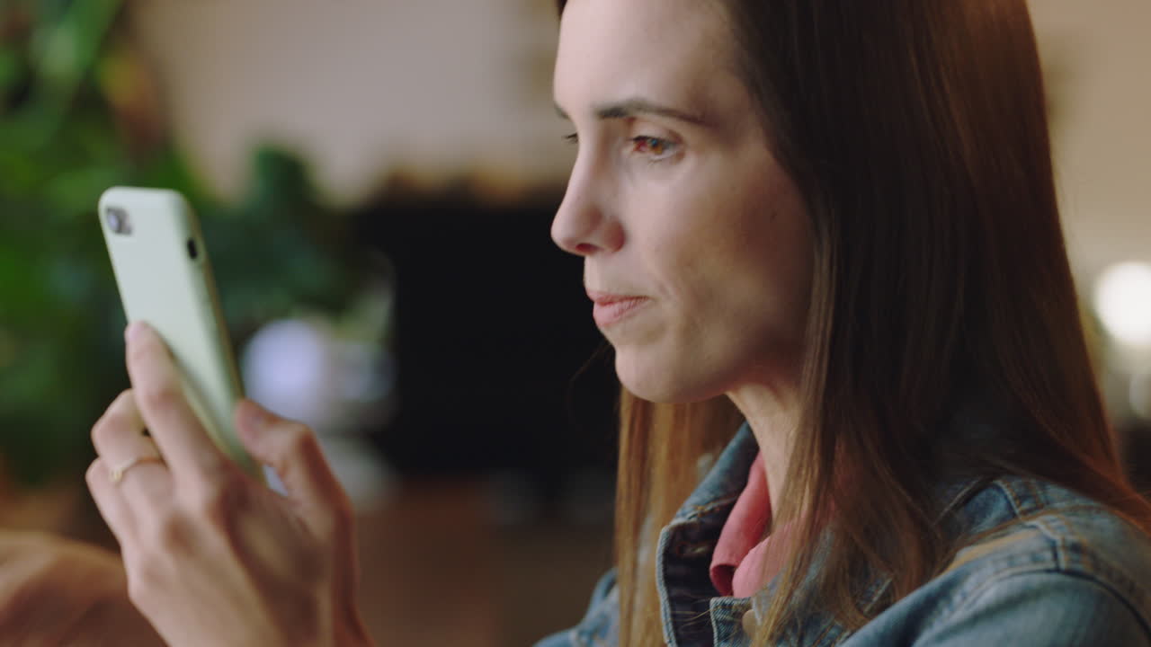 mujer hermosa usando teléfono inteligente en un café comiendo comida disfrutando de navegar en línea leyendo mensajes de redes sociales en el teléfono móvil compartiendo un estilo de vida relajante