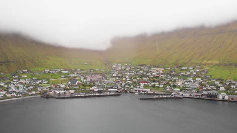 aérea sobre una pequeña aldea en un fiordo en las islas feroe