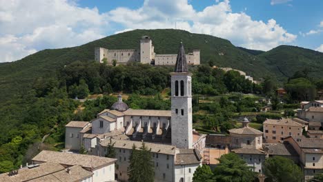 Wunderschöne-Kathedrale-Von-Spoleto-In-Der-Region-Umbrien-In-Italien-Mit-Berglandschaft-Im-Hintergrund