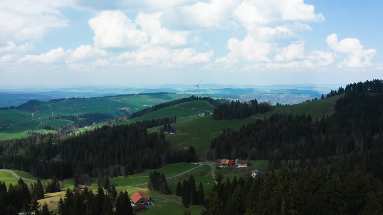 vista aérea de un solo molino de viento en el campo suizo durante el día soleado, energía renovable de turbinas de energía eólica