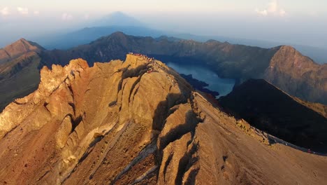 Parte-Del-Círculo-Alrededor-De-La-Gente-En-La-Cima-De-Una-Pendiente-Empinada,-Mt-Rinjani-En-Lombok