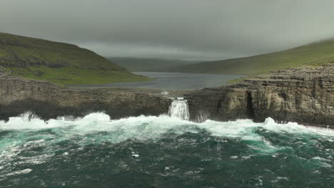 retiro aéreo cascada de sorvagsvatn y océano salvaje islas feroe