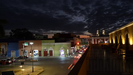 el lapso de tiempo de la catedral de san francisco de campeche al atardecer