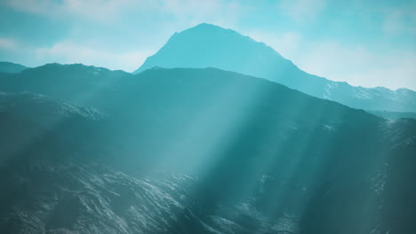 majestuosa cordillera en la niebla