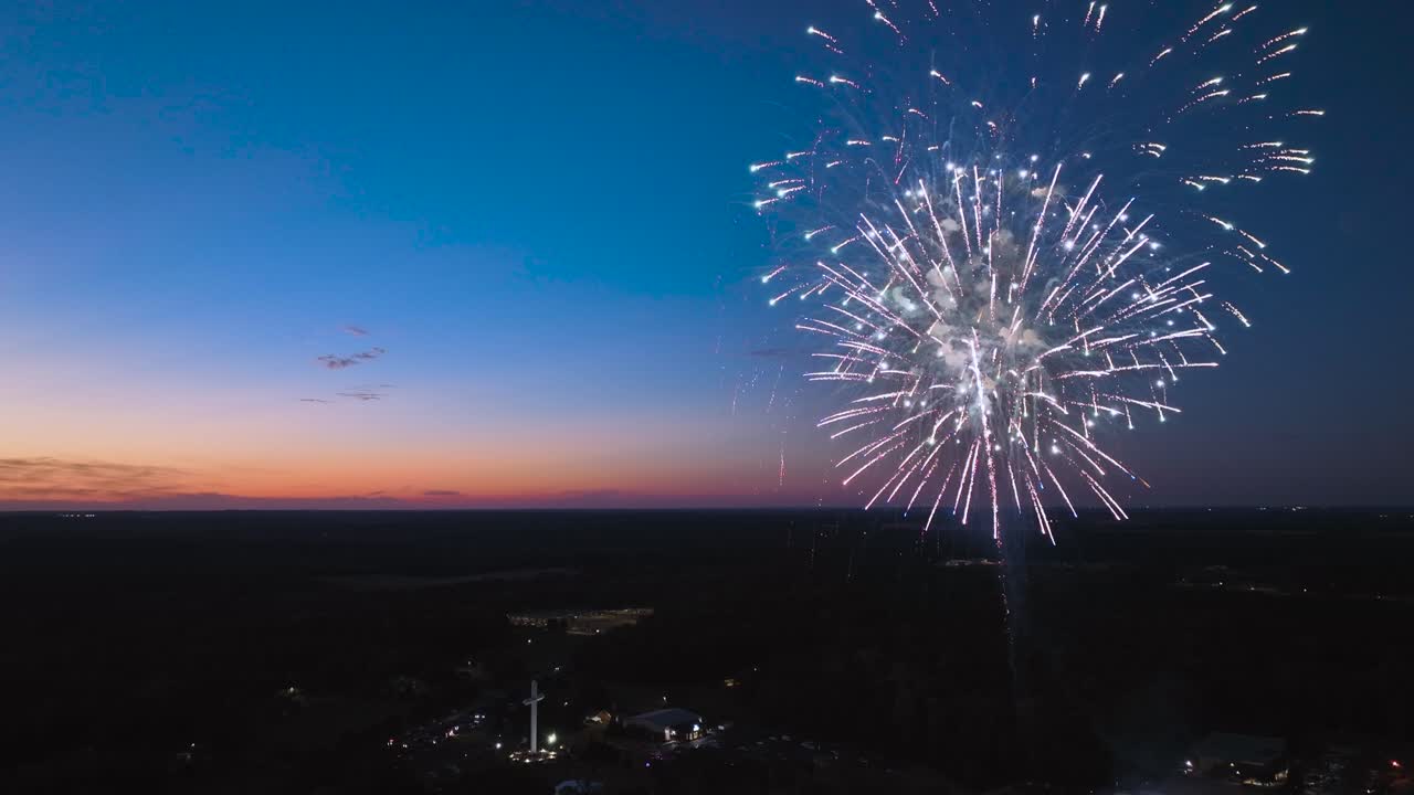 fuegos artificiales al atardecer con una cruz en el fondo de la iglesia durante los últimos minutos del atardecer, gran contraste natural parte 1
