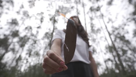 Calentamiento-Global-De-La-Hoja-De-La-Naturaleza-En-Llamas-En-El-Bosque-Por-Una-Mujer-Latina