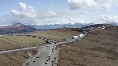 las turbinas eólicas están listas para ser construidas en haramsfjellet, a las afueras de ålesund en noruega.