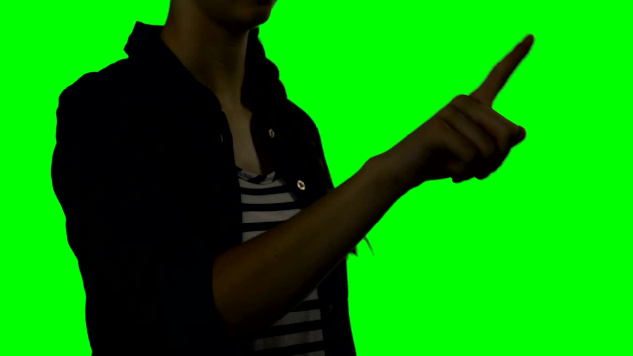 sección media de una mujer usando una pantalla digital 4k