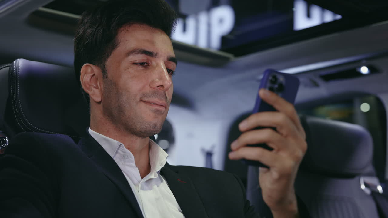 hombre de negocios usando un teléfono inteligente en un coche