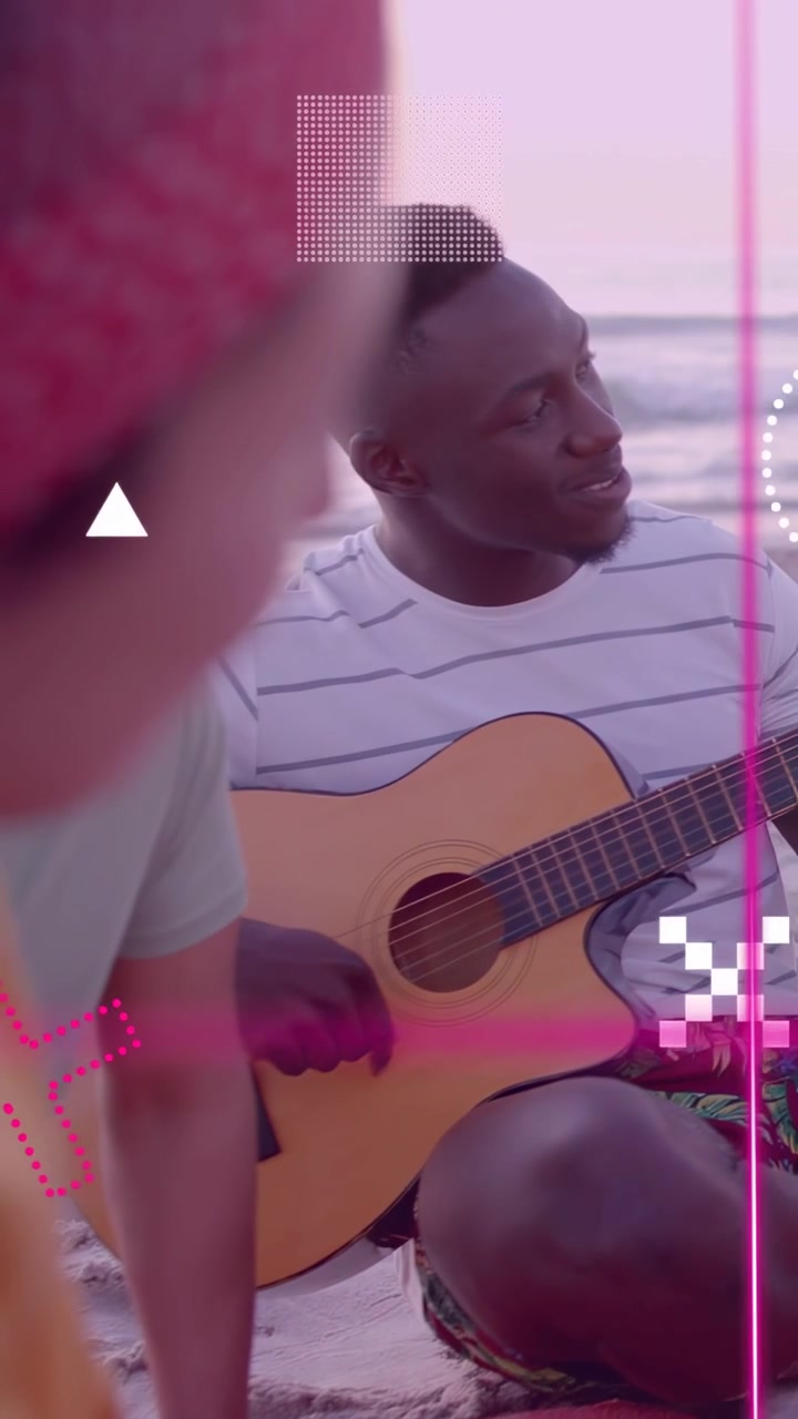 Vertikales Video: Gitarrist platziert Finger und zupft am Strand für Musikgruppe, pinke Effekte umrahmen Hände.