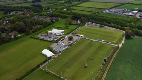 Toma-Aérea-Del-Campo-De-Rugby-De-Canterbury-Con-Dos-Tractores-Cortando-El-Césped