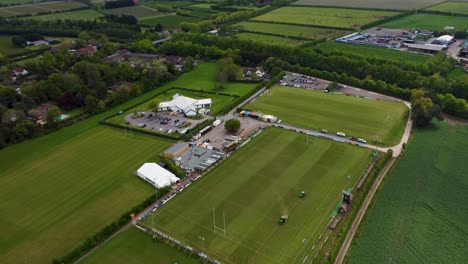 toma aérea del campo de rugby de canterbury con dos tractores cortando el césped