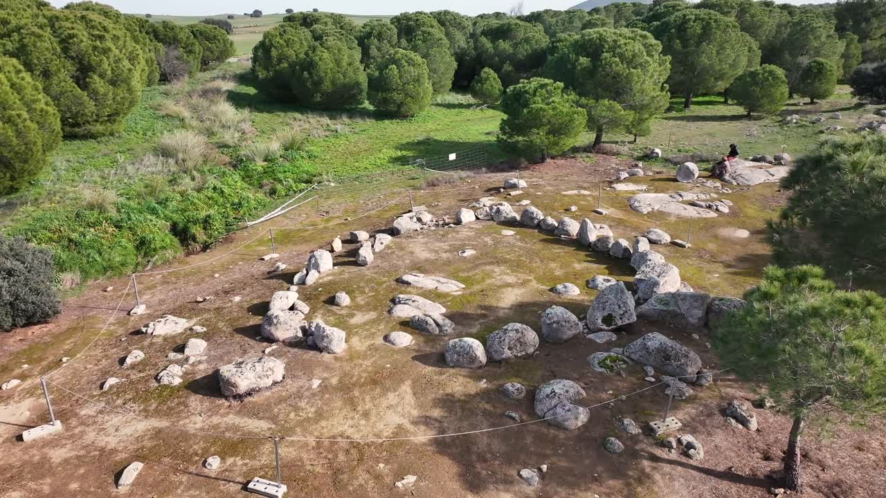vuelo en sentido inverso en un cromlech de granito con una forma circular que está cercada con una cuerda