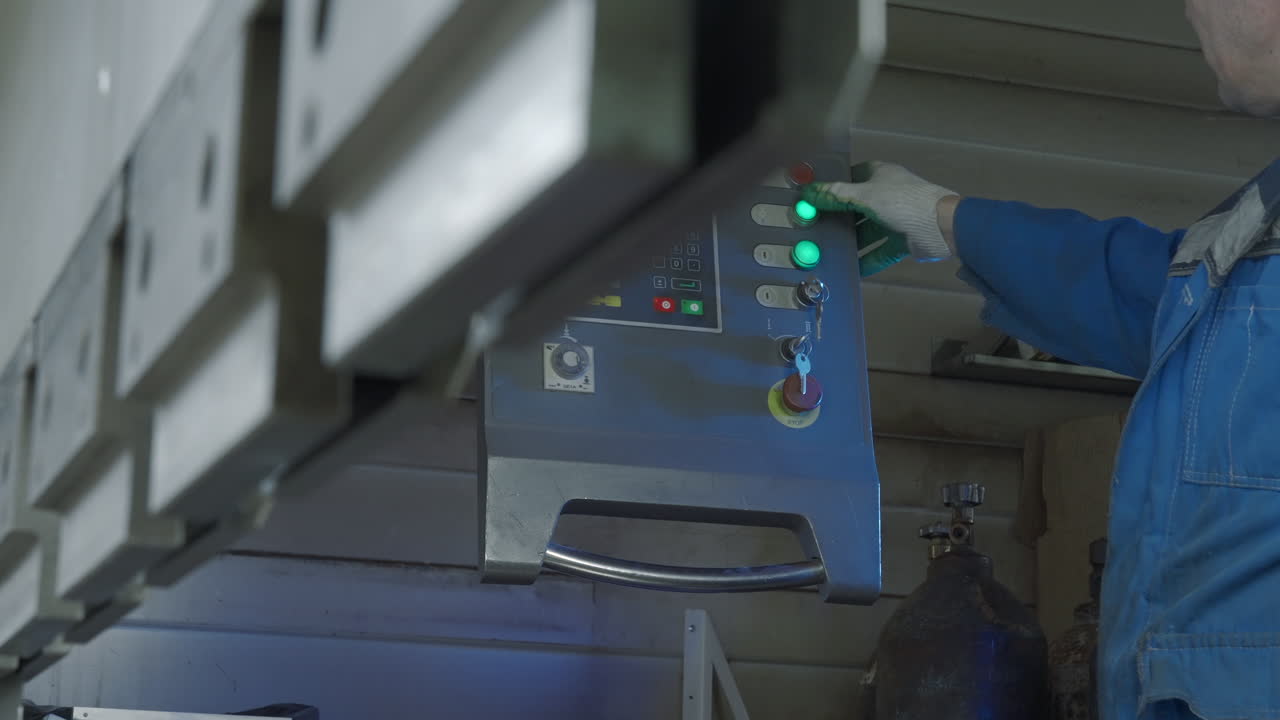 trabajador industrial que opera una máquina de doblar metales