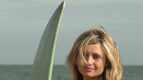 mujer con tabla de surf