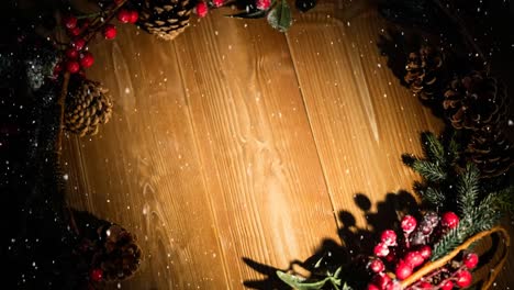 la nieve cayendo con la decoración de acebo de navidad