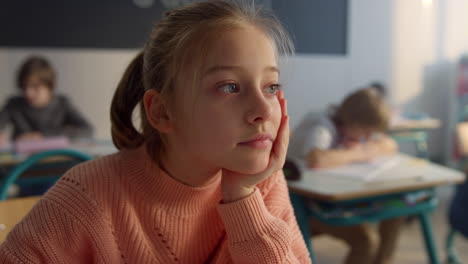 niña estudiando en el aula. retrato de una estudiante aburrida durante la lección