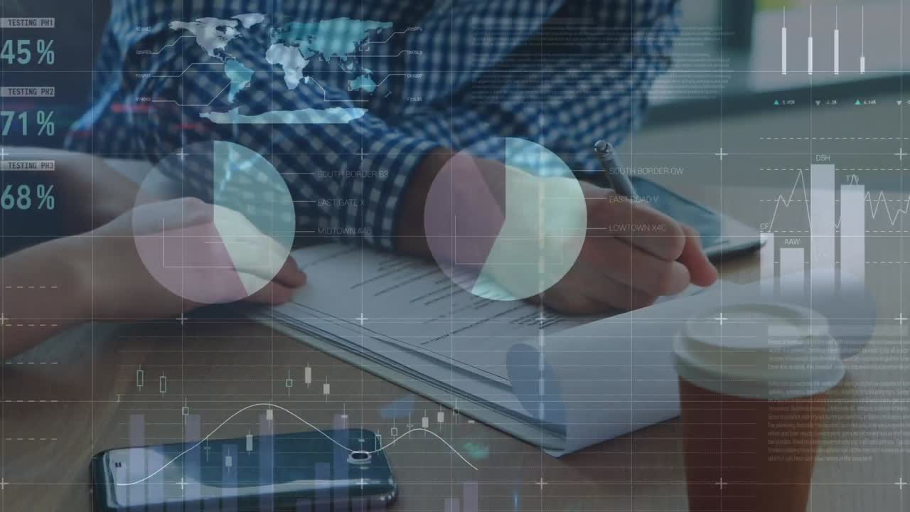 animación de datos financieros y gráficos sobre las manos de un hombre caucásico haciendo notas