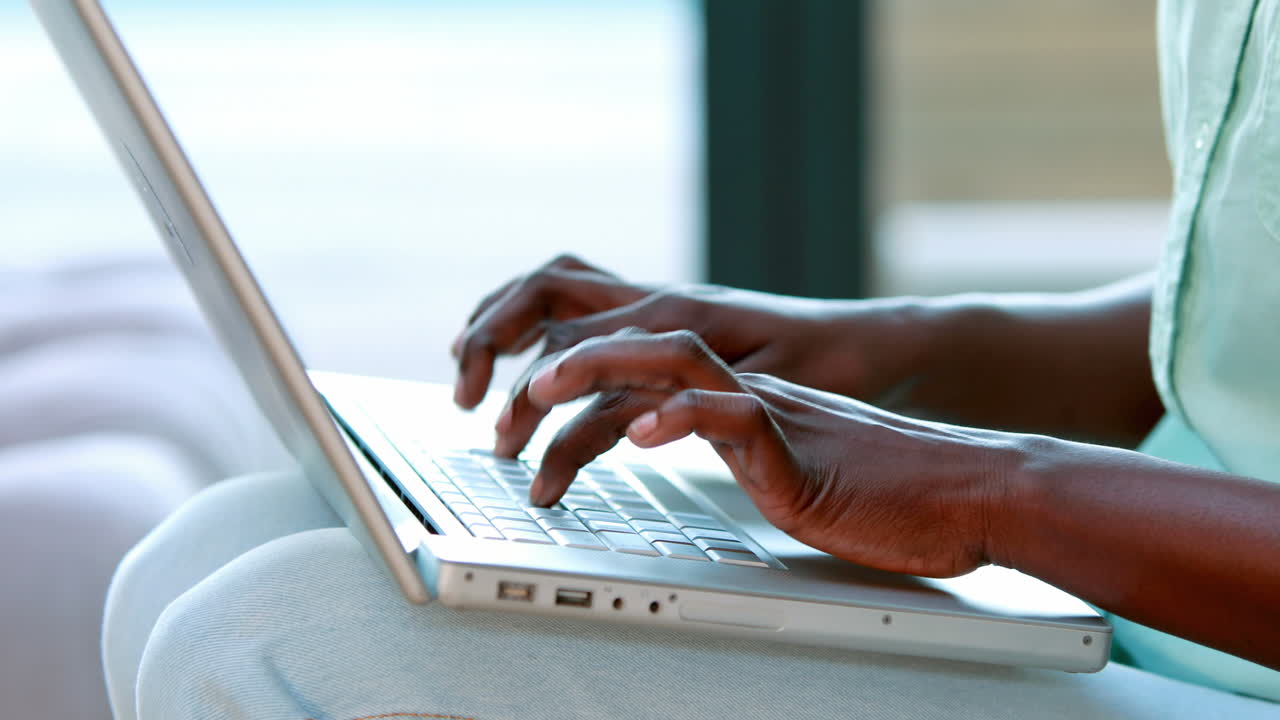 mujer sonriente usando su computadora portátil