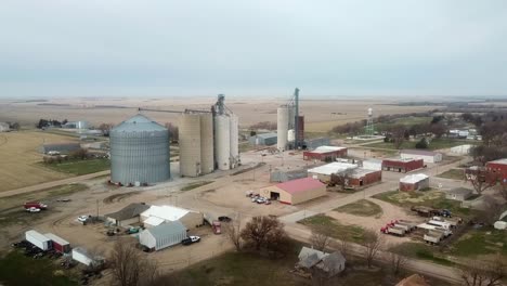 Vista-Aérea-De-Una-Pequeña-Agroindustria-En-Las-Afueras-De-Un-Pequeño-Pueblo-En-Nebraska,-Ee.uu.